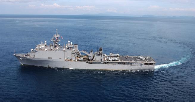 Десантният кораб от американския военен флот Форт Макхенри е навлязъл