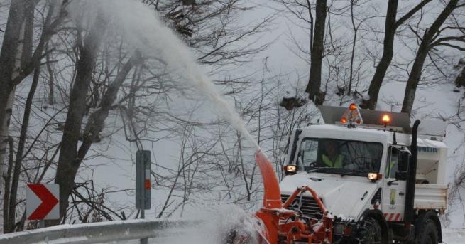 Ограничено е движението на автомобили над 12 тона по пътя