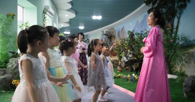 На учениците в Пхенян са раздадени лакомства като подарък по
