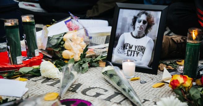 Незабелязано изчезна барелефът на Джон Ленън в центъра на София