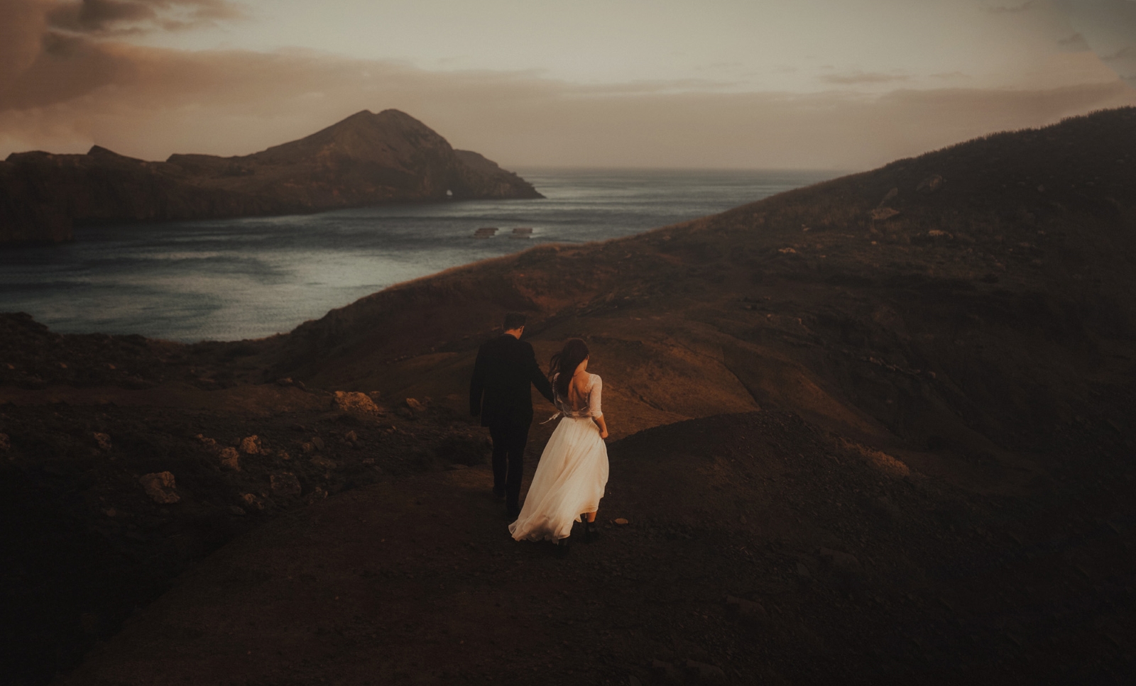 Рафал Бояр е полски сватбен фотограф, който има една основна цел: не просто да снима сватбата, а да разкаже една любовна история.