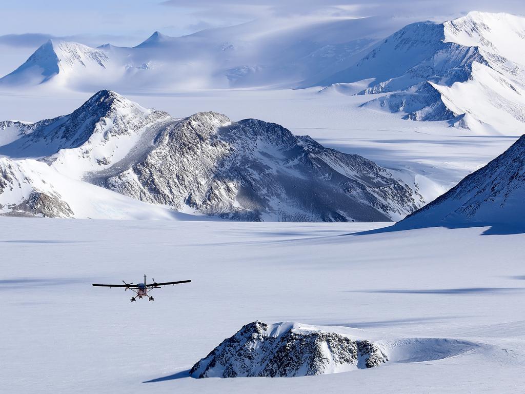 Жизненоважен ледник в Западна Антарктида изглежда димящ в рядка гледка