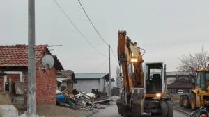 Започна събарянето на незаконните постройки във Войводиново