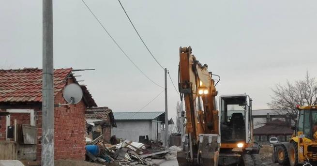 Започна събарянето на незаконните постройки във Войводиново Събарянето на незаконните