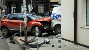 Две коли катастрофираха и се врязаха в магазин