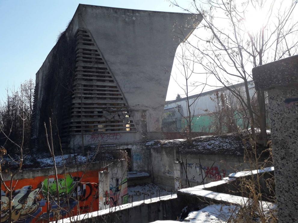 Летният театър в центъра на Шумен се руши от години.