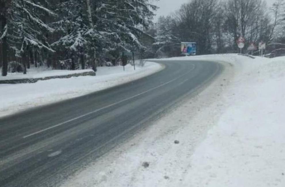 Силен сняг вали на прохода „Предел“: Има закъсали камиони