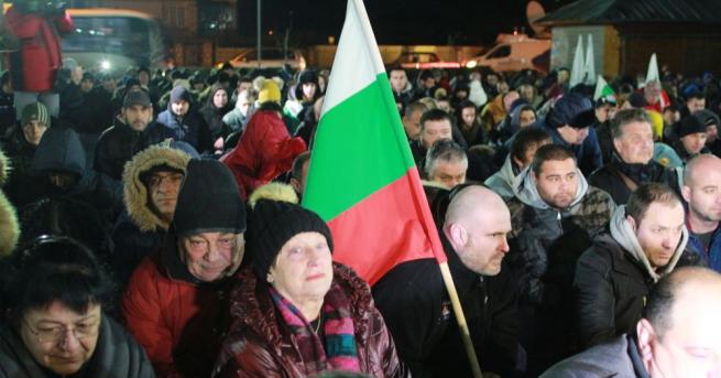 Протестите във Войводиново спират засега Последно протестно шествие до ромската