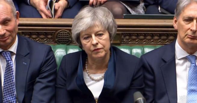 Британските депутати нанесоха съкрушително поражение на премиера Тереза Мей като