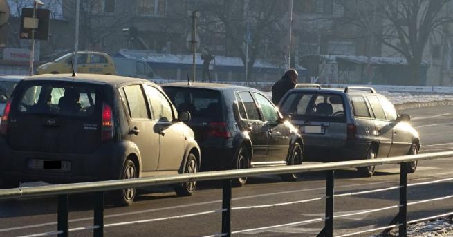 Три автомобила се удариха при верижна катастрофа в Благоевград има