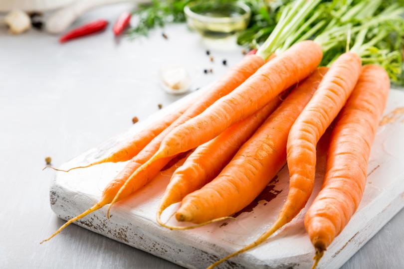 <p>Моркови</p>

<p>Едва ли има човек, който да не е чувал колко полезни са морковите. Сокът от моркови е станал нарицателно за здравословно хранене. Те съдържат фибри, витамин А, витамин С и&nbsp;бета каротин. Поддържат сърдечното здраве.</p>