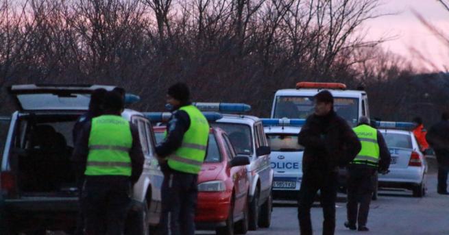 Около 20 полицаи и специално обучени кучета търсят избягалия от