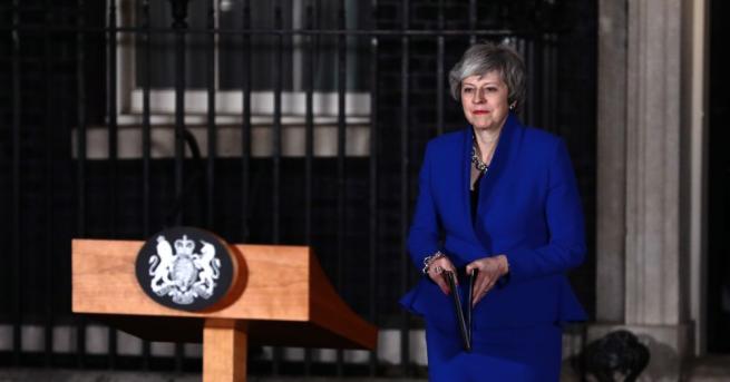 Правителството на премиера Тереза Мей оцеля след поискания от опозицията