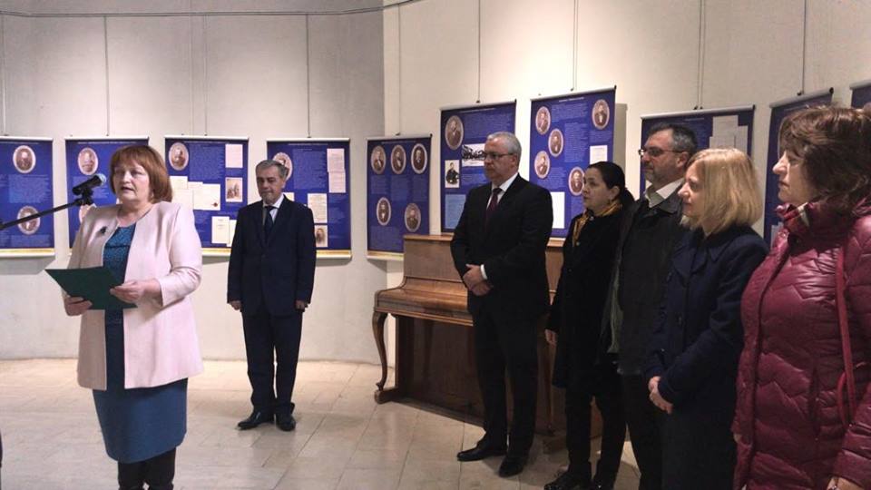Областният управител Малина Николова откри изложбата.