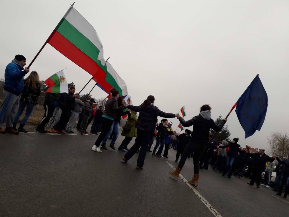 Близо 150 души изразиха недоволството си, като за няколко минути спряха движението по пътя за Варна с хоро.