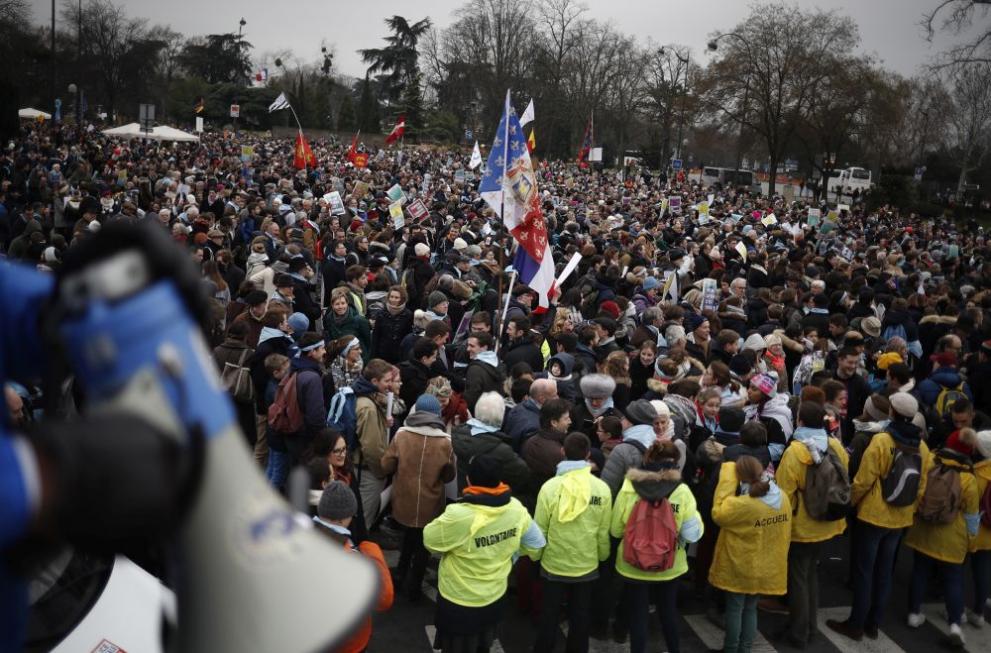  Хиляди демонстрираха в Париж против абортите и евтаназията 