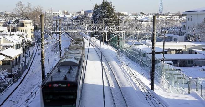 Зимна буря връхлетя Северна Япония и наруши транспортния трафик предаде