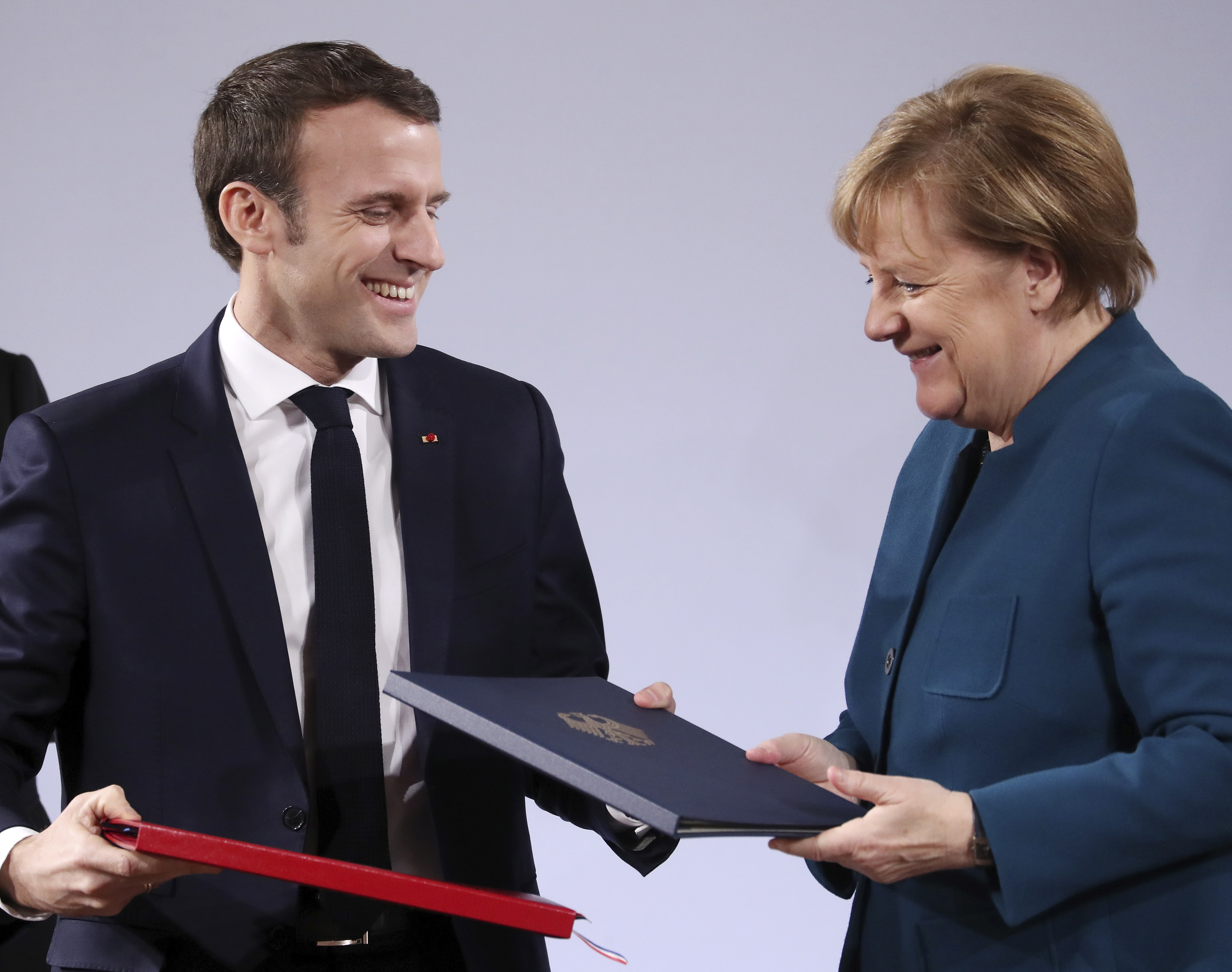 Ангела Меркел и Еманюел Макрон подписаха последващо споразумение за Договора от 1963 година, с което да подчертаят дълбочината на партньорството си в сърцето на Европейския съюз