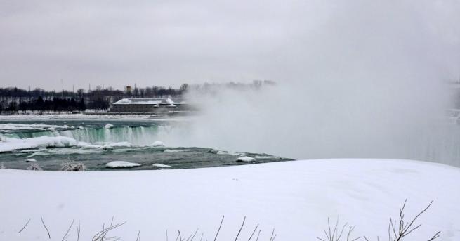 Частично замръзна Ниагарския водопад на границата между Канада и САЩ