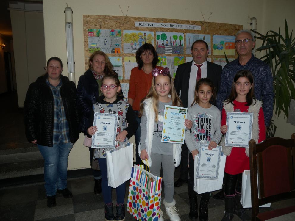 Награди за четирима малки художници, участвали в националния конкурс „Полицаят е мой приятел и учител”