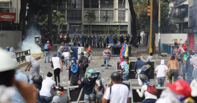 Насилие избухна във венецуелската столица Каракас, след като демонстрация, водена
