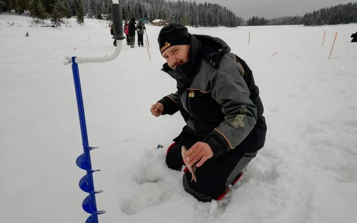 Снежен ад на Световното по риболов на лед в Батак