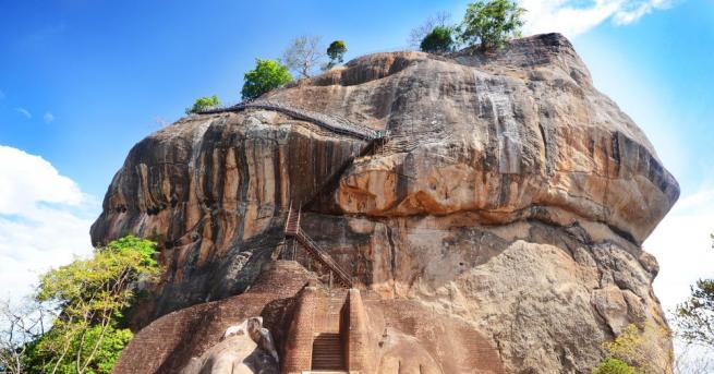 В джунглата на Шри Ланка се намира древна мистериозна скална