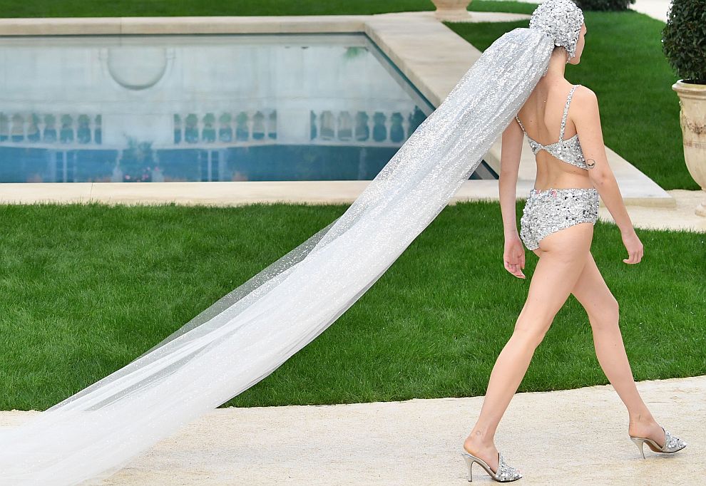 Декорът на колекцията на Chanel беше италианска вила с басейн, заобиколена от палми и кипариси