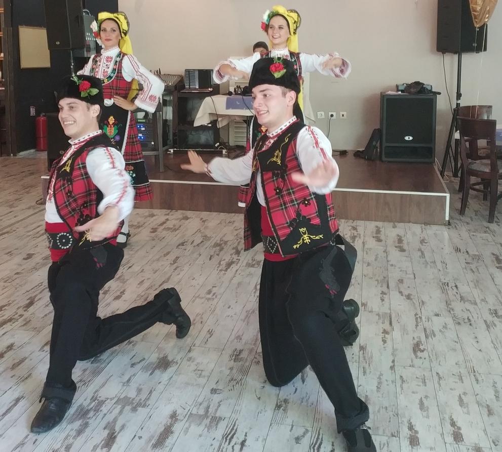 Само най-доброто от автентичния български фолклор очаква гостите на клуб-ресторант "Ла Ви"