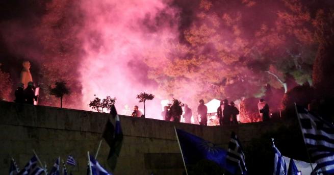Полицията в Атина използва сълзотворен газ за да разпръсне протестиращи
