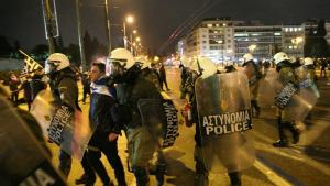 Арестуваха десетки заради размирици в Атина