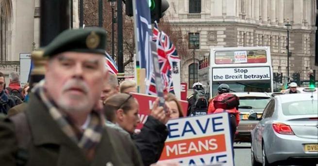 Докато британските политици търсят верен ход под очаквателния поглед на