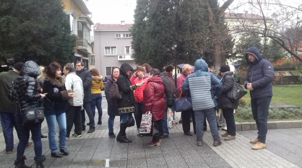 Работещите в пловдивската болница „Св. Мина“ изязоха днес на протест с искане за увеличение на заплатите