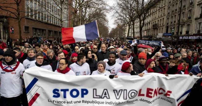 Хиляди френски учители излязоха на улицата в четвъртък в знак
