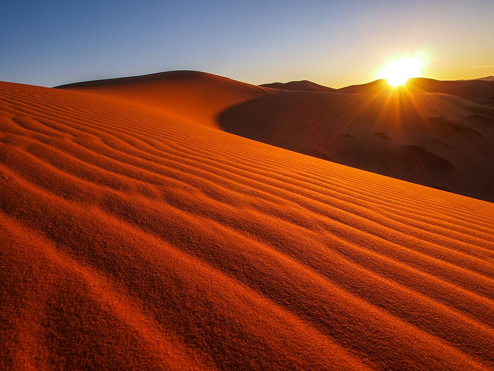 Легенда разказва, че пясъчните дюни Ерг Чеби (Erg Chebbi) в Мароко са били натрупани от Бог като отговор-наказание за отказ да се подслони уморен пътник в пустинята Сахара. Мароканците вярват, че дюните се натрупват като вид препятствие и урок, който учи никога да не се отказва помощ на закъсал и уморен пътник. Дюните Ерг Чеби в Мерзуга са безспорно една от най-големите забележителности на Мароко.