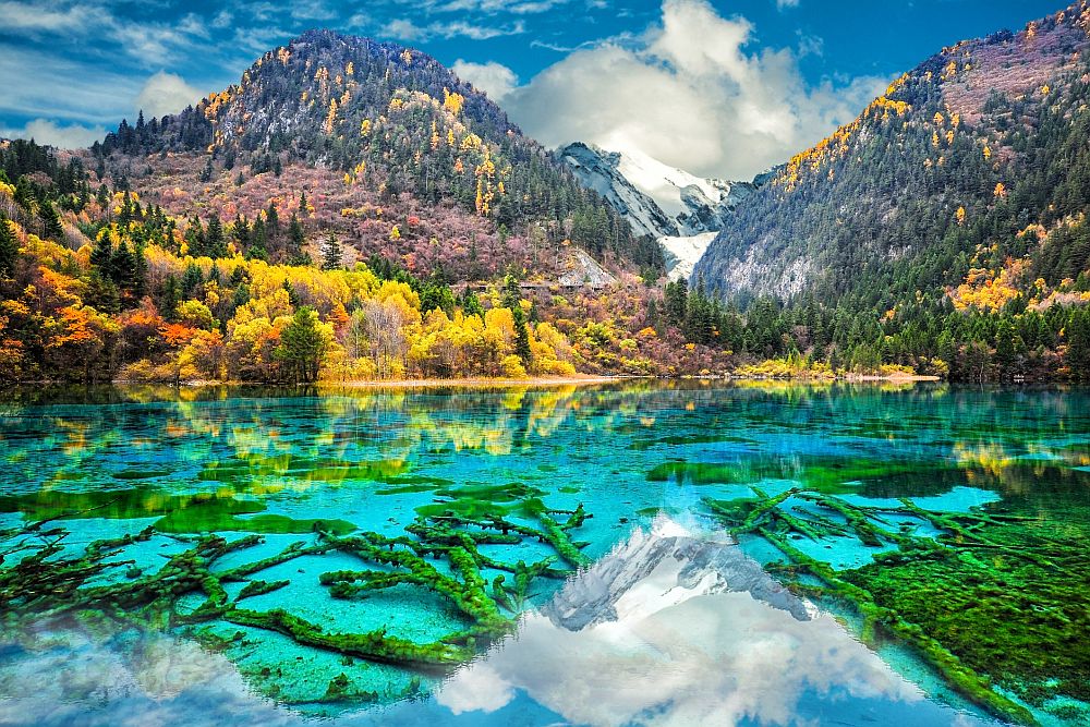 Долината на деветте села се намира в планините Миншан, провинция Съчуан, Китай. Кръстена е на деветте тибетски села, намиращи се на територията ѝ. Долината е обградена от планини с белоснежни шапки, приютила е гъсти, древни гори и е обсипана с множество езера. От дъното на бистрите сини езера малки камъчета и водорасли сияят на слънцето, създавайки истинска дъга от цветове. Между езерата от различни нива са се спускат водопади, чиито грохот се разнася из приказната долина.