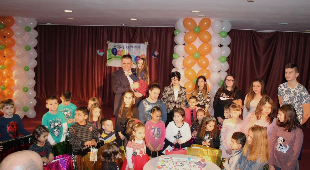 Хубав празник, подаръци и вкусна торта за 32 кръщелници на кмета