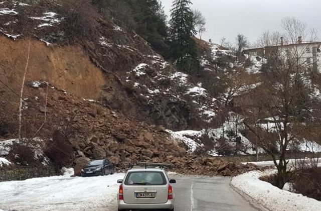 Свлачище затвори родопски път