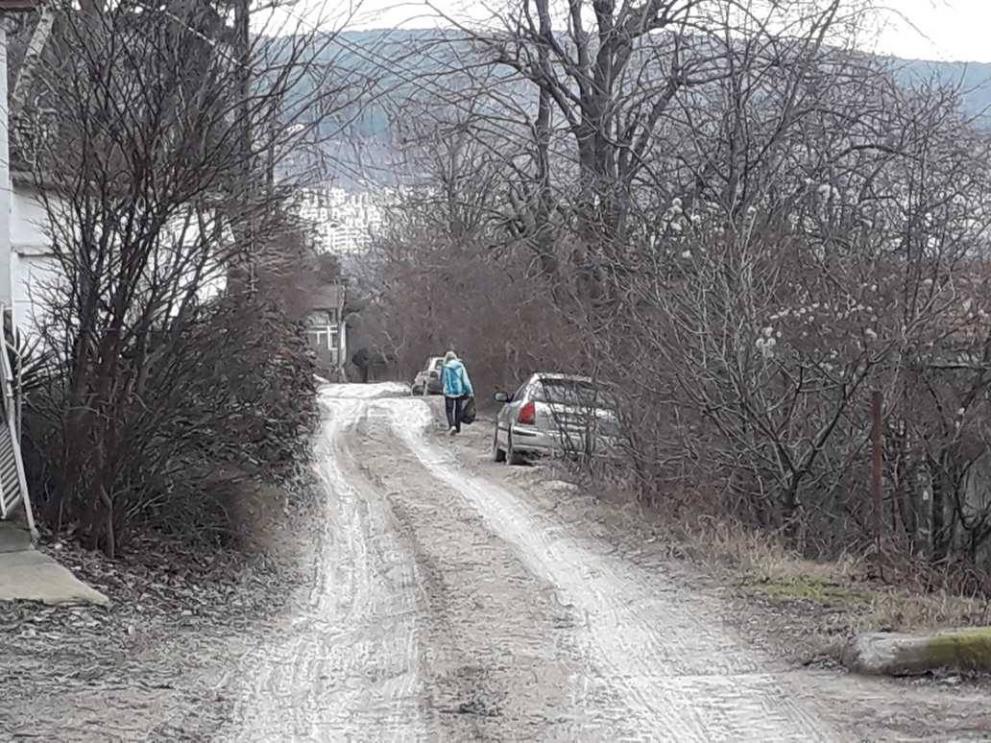  Улицата се трансформира в кален път. 