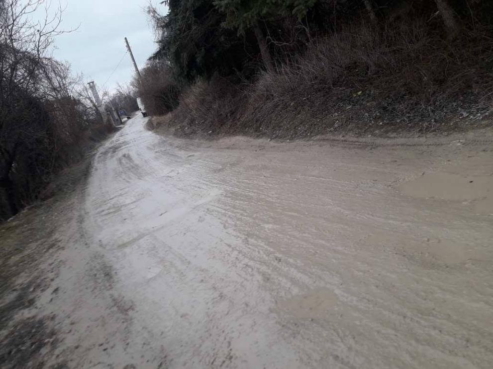 Улицата се превръща в кален път.