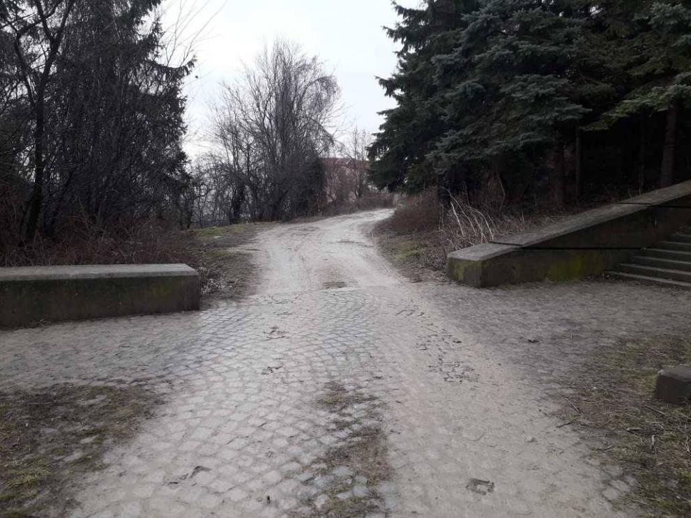  Улицата се трансформира в кален път. 