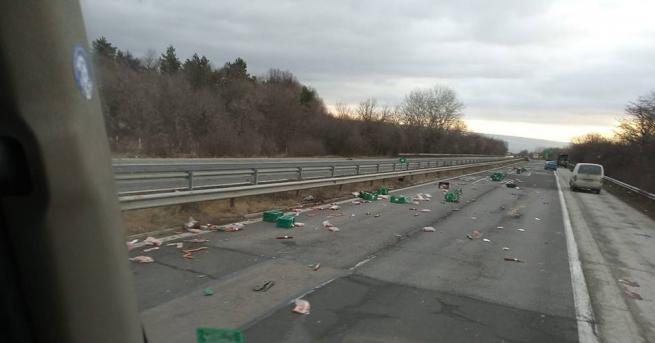 Разпилени колбаси затрудняват движение по магистрала Хемус в платното в