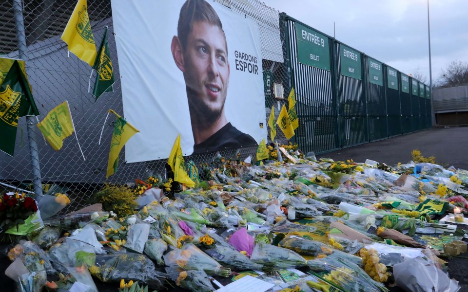 Пилотът Дейвид Хендерсън е бил арестуван от полицията в Англия