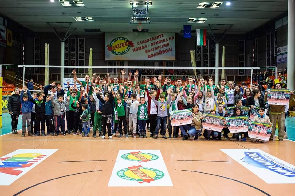 Волейболистите си направиха обща снимка с децата на Добрич