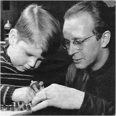  Като всички други велики музиканти и композитори Андре е бил дете - знамение. Започва да свири на цигулка едвам на 5 години. След това учи в Кралската консерватория в Лиеж, консерваторията в Маастрихт, Музикалната академия в Брюксел и най-после в Кралската консерватория в Брюксел. 