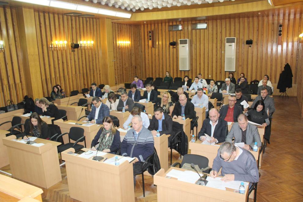 Двама съветници поискаха по-ниски данъци за колите, но остана предложението на общинска администрация