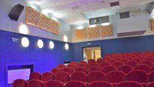 Кукленият театър посреща своите зрители в нова обстановка и повече