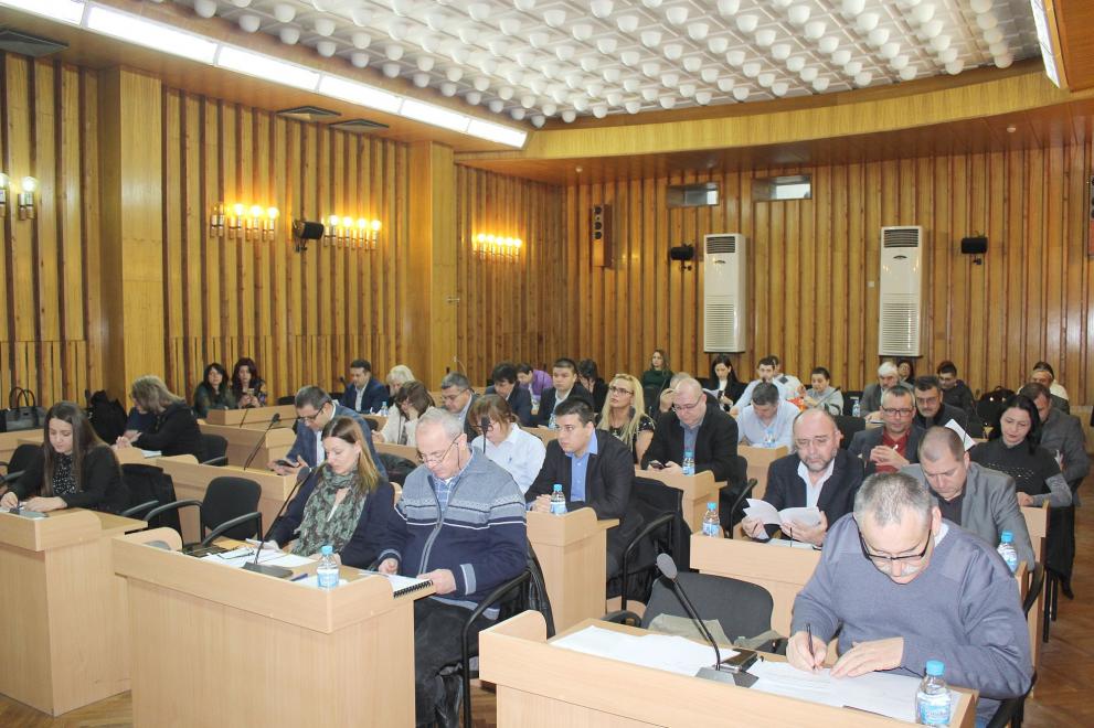 ДПС подкрепи бюджета срещу още пари за ремонти на селски улици, а Иво Димитров хвана колегите си, че не мислят какво гласуват