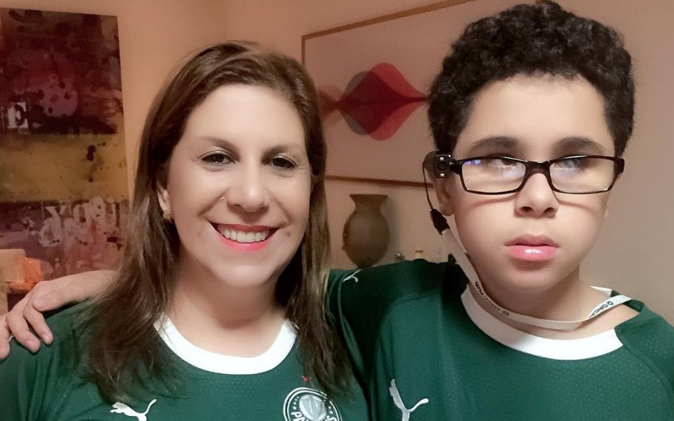 Докосваща история: Майка разказва футболни мачове на сляпото си дете