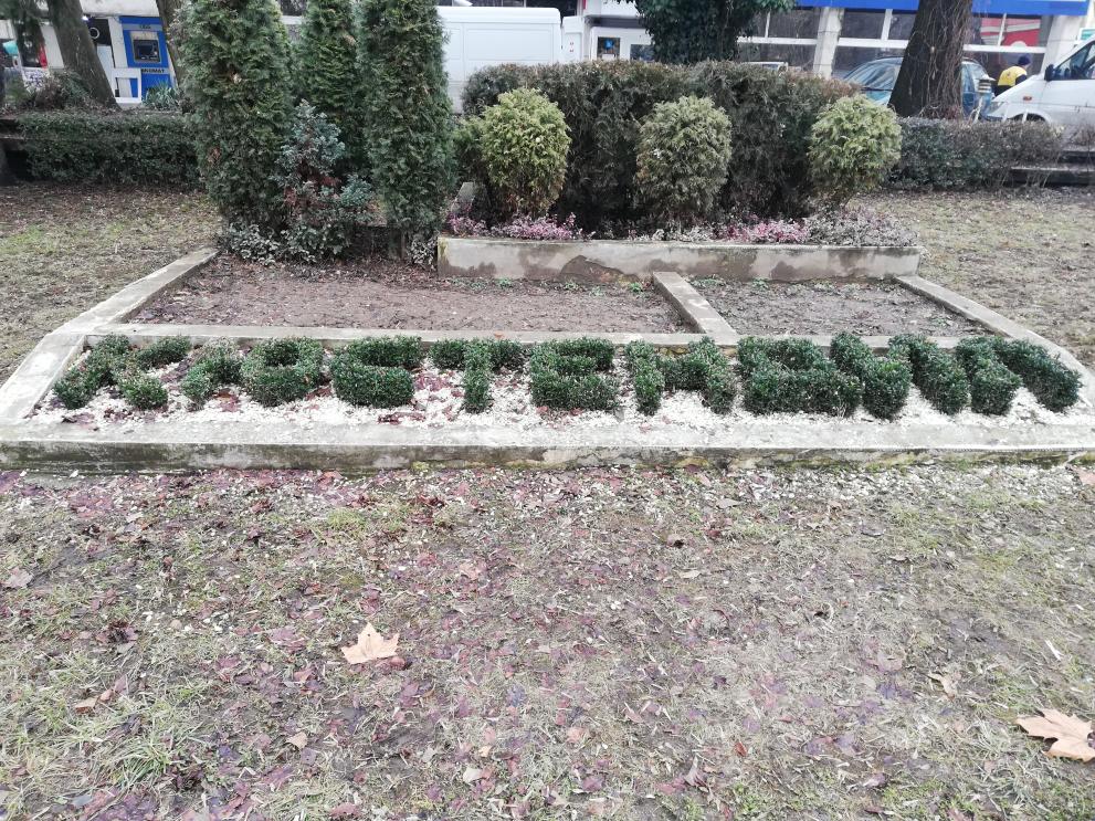 Надпис в градинка на ул. Демокрация